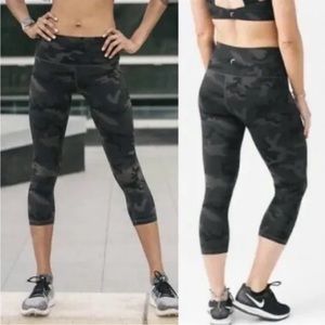 Zyia Active Womens Size 8-10 Forest Camo Luxe Hi-Rise Capri Leggings 20”